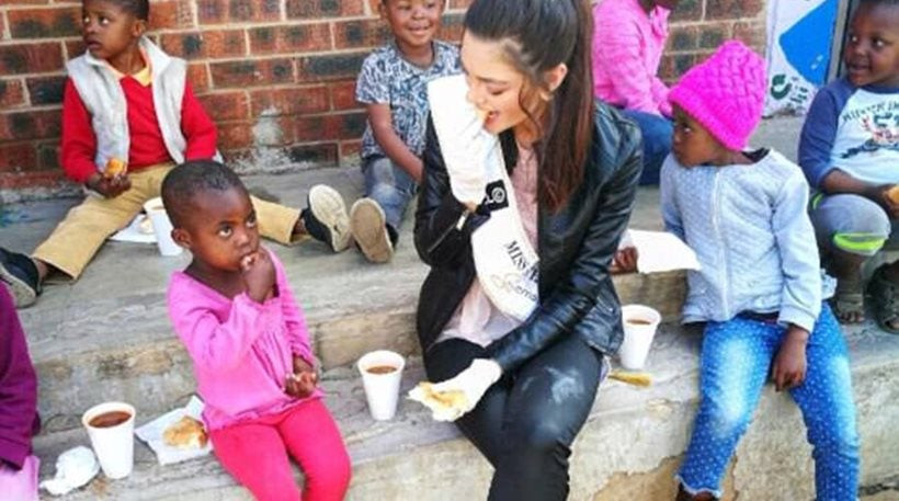 «Μις Νότια Αφρική»: Φόρεσε γάντια για να ταΐσει παιδιά, φορείς του AIDS -Σάλος στα social media